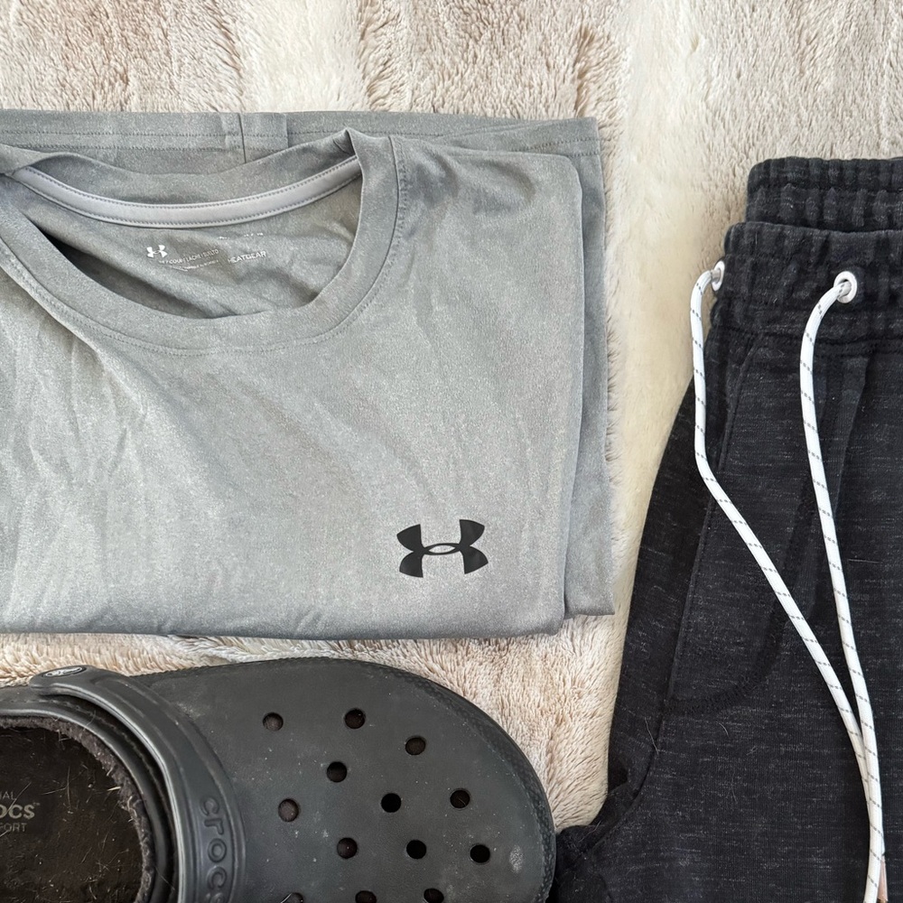 Under Armour Gray T-Shirt with Logo. Heather Grey. EUC.